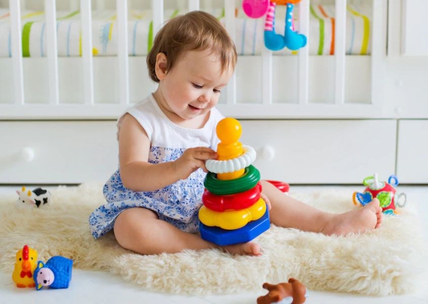 Trẻ nhỏ có thể tự chơi một mình nếu ba mẹ dạy đúng cách. Ảnh: freepik