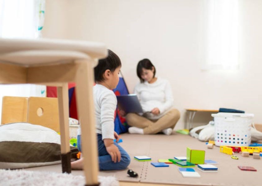 Ba mẹ chỉ cần ngồi im lặng bên cạnh khi trẻ tự chơi