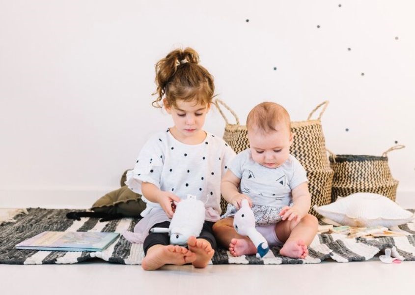 Một người bạn cùng chơi cũng khiến trẻ không còn dựa dẫm vào ba mẹ. Ảnh: freepik