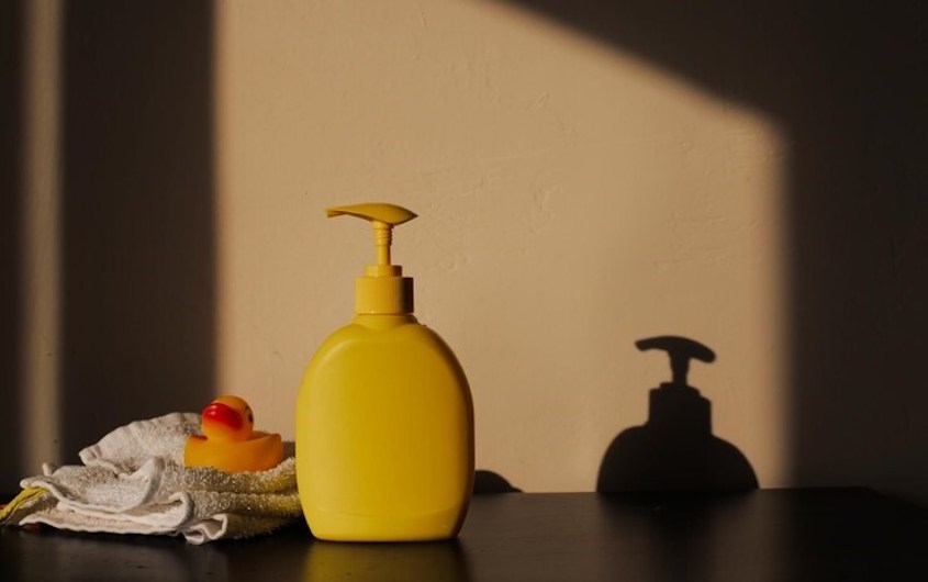 Sữa tắm thích hợp cho trẻ sơ sinh có độ pH từ 5.5 - 7. Ảnh: freepik