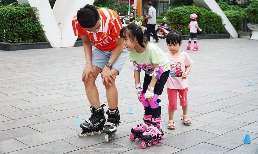 Hướng dẫn cách đứng lên khi trượt patin