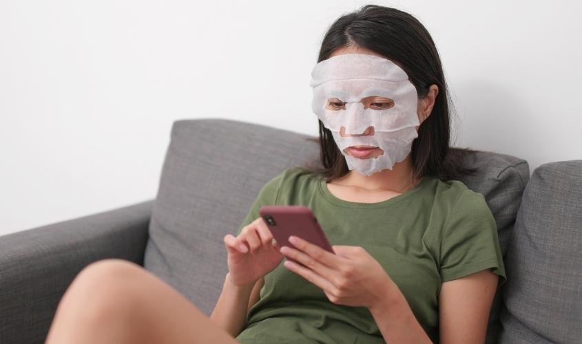 Thời gian lý tưởng để các dưỡng chất trong mặt nạ giấy thẩm thấu sâu vào da là 10 - 20 phút