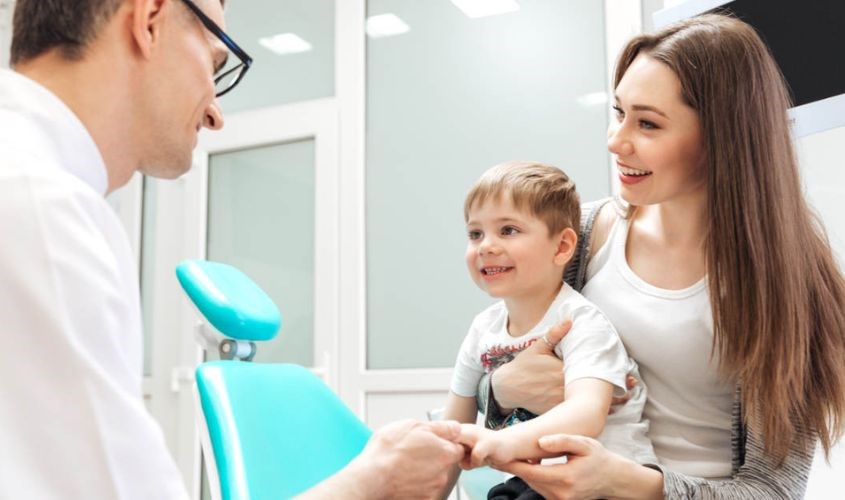 Cần đưa trẻ đến nha khoa để kiểm tra răng miệng định kỳ Cần đưa trẻ đến nha khoa để kiểm tra răng miệng định kỳ