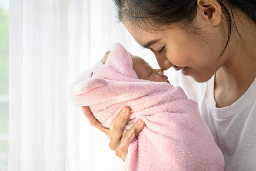 Ba mẹ nên chọn quần áo ủ ấm cho trẻ sơ sinh phù hợp. Ảnh: freepik