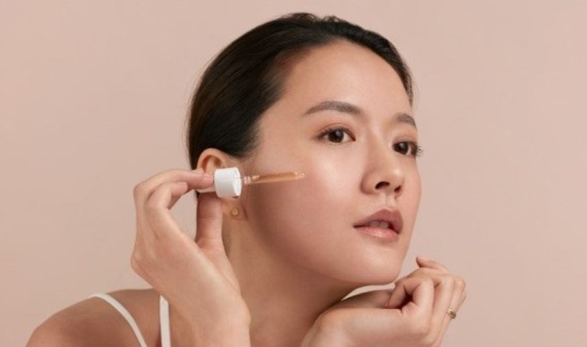 Lấy khoảng 3 - 4 giọt serum