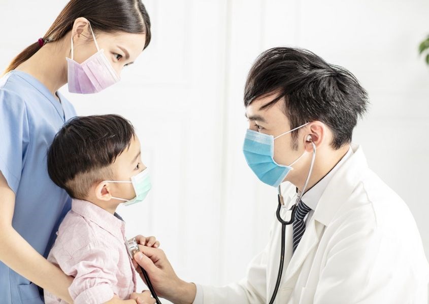 Để xác định trẻ dị ứng hay không, cha mẹ cần đưa trẻ đến bệnh viện.