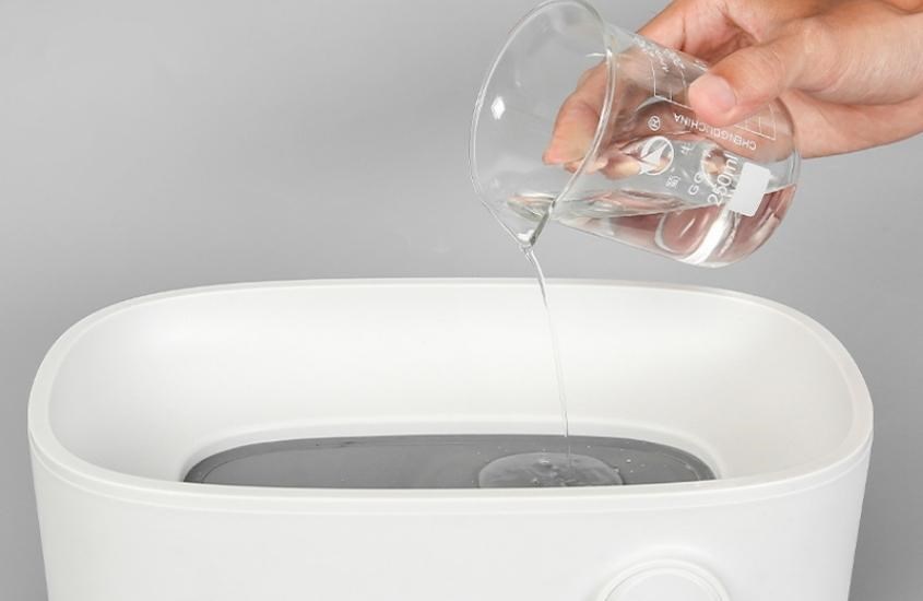 Đổ nước vào khoang máy tiệt trùng