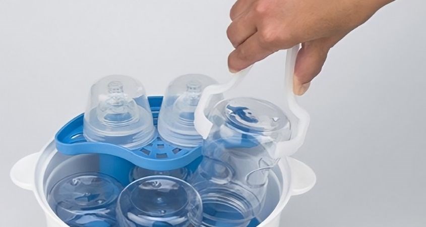 Nên dùng kẹp gắp chuyên dụng để lấy bình ra khỏi máy Nên dùng kẹp gắp chuyên dụng để lấy bình ra khỏi máy tiệt trùng