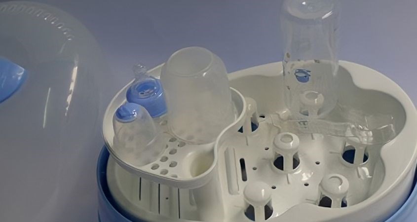 Đặt bình sữa và các phụ kiện vào Đặt bình sữa và các phụ kiện vào máy tiệt trùng