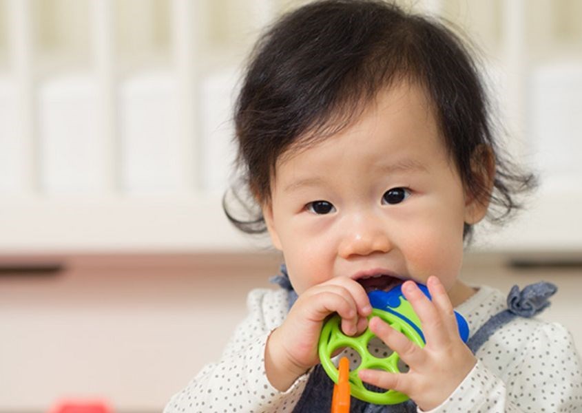 Khuyến khích trẻ không nên đưa đồ chơi vào miệng. Nguồn từ ctfassets