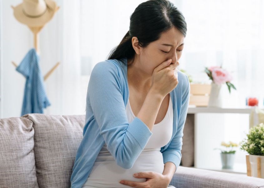 Mẹ bầu thường có các biểu hiện buồn nôn và ốm nghén trong thời kỳ tam cá nguyệt đầu tiên. Nguồn từ vcdn