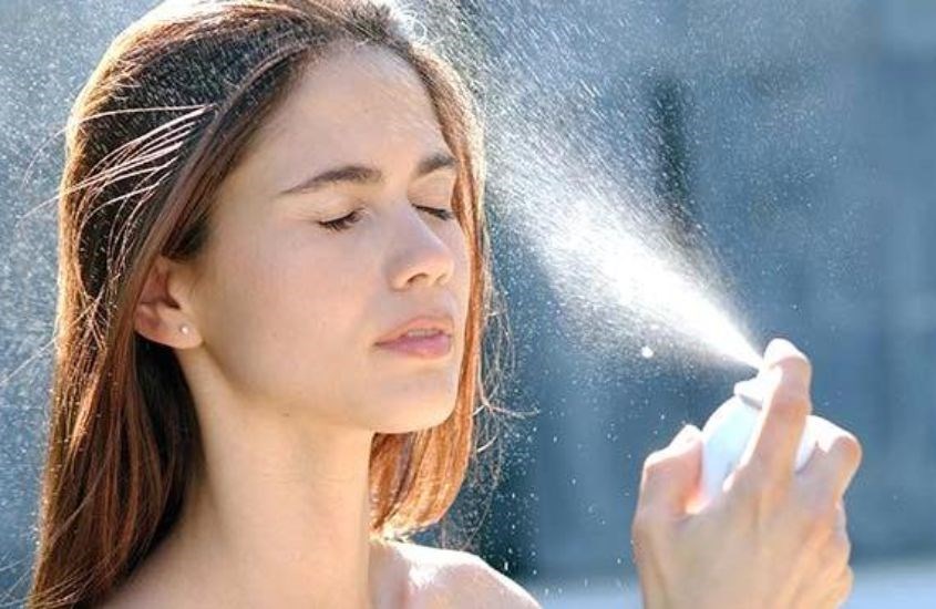 Xịt khoáng giúp da luôn thoáng mát Xịt khoáng giúp da luôn thoáng mát