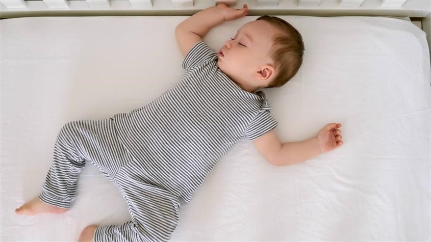 Trong cũi của bé chỉ nên có một chiếc đệm và một chiếc ga trải vừa vặn. Nguồn ảnh: Today’s Parent