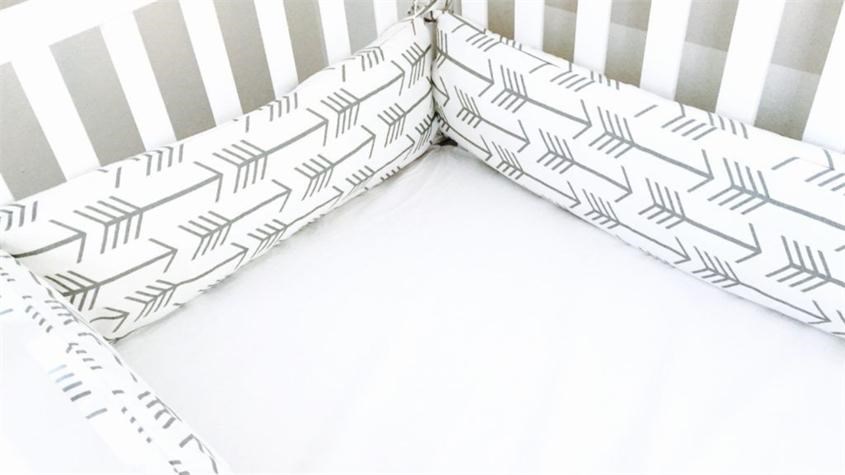 Đệm lót cũi có thể khiến bé bị kẹt hoặc gây thương tích nếu bé cố gắng trèo ra ngoài. Nguồn ảnh: Empow’ Her