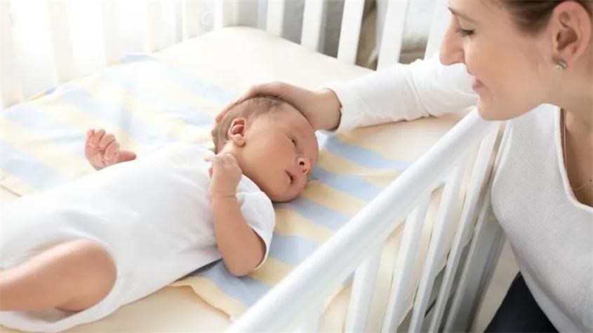 Tư thế ngủ an toàn nhất của bé là nằm ngửa. Nguồn ảnh: The Postpartum Party.