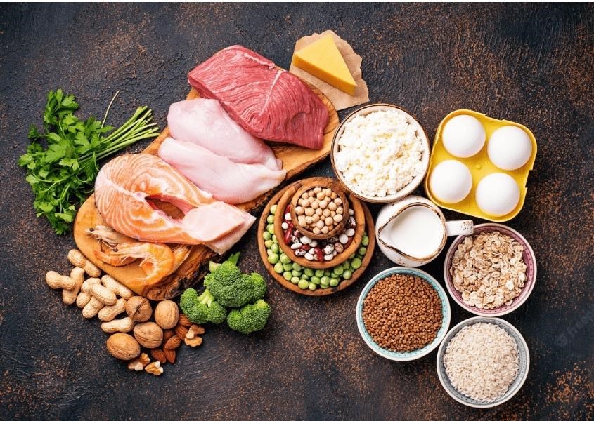 Thịt và cá nên được chế biến kỹ càng trước khi đem vào bữa ăn dặm của trẻ. Nguồn từ freepik