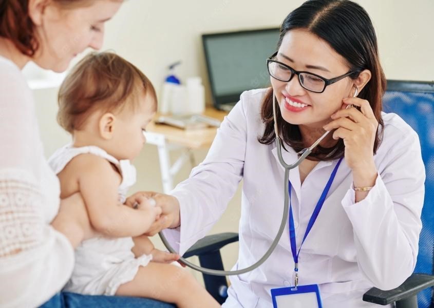 Cha mẹ nên đưa trẻ đến bác sĩ nhi khoa nếu chúng không bú đủ sữa mẹ? Nguồn từ freepik Cha mẹ nên đưa trẻ đến bác sĩ nhi khoa nếu chúng không bú đủ sữa mẹ? Nguồn từ freepik