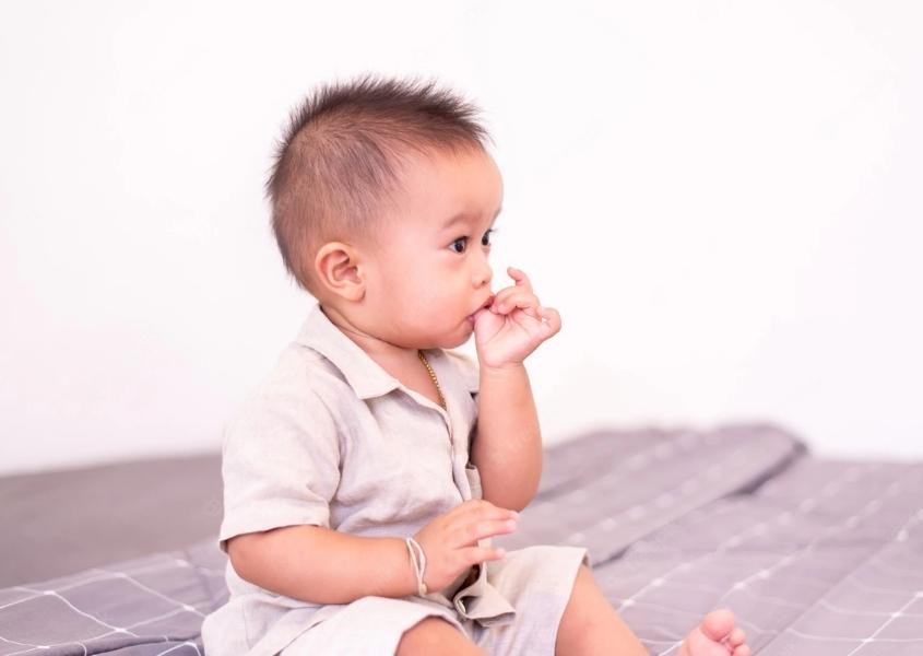 Trẻ có hành động mút ngón cái hay ngón tay là dấu hiệu bé bú chưa no. Nguồn từ freepik Trẻ có hành động mút ngón cái hay ngón tay là dấu hiệu bé bú chưa no. Nguồn từ freepik