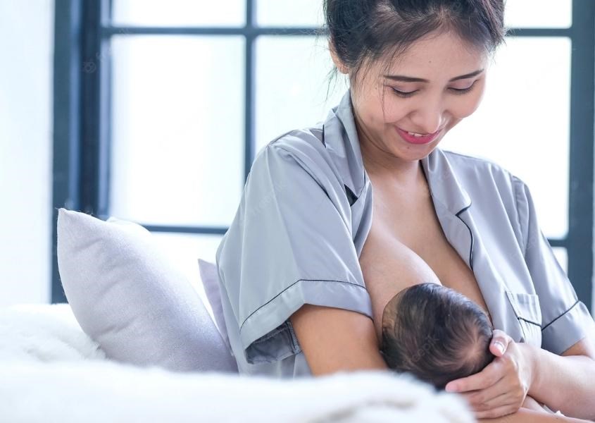 Trẻ có bú đủ sữa hay không? Nguồn từ freepik Trẻ có bú đủ sữa hay không? Nguồn từ freepik