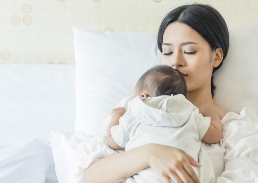 Khi trẻ cảm thấy no, chúng sẽ tự động rời khỏi vú của mẹ. Nguồn từ momsimage Khi trẻ cảm thấy no, chúng sẽ tự động rời khỏi vú của mẹ. Nguồn từ momsimage