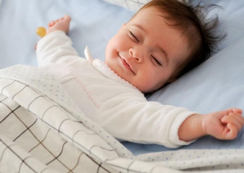 Em bé ngủ xuyên đêm mà không tỉnh giấc là một trong những dầu hiệu cho thấy trẻ bú đủ. Nguồn từ babygagaimage Em bé ngủ xuyên đêm mà không tỉnh giấc là một trong những dầu hiệu cho thấy trẻ bú đủ. Nguồn từ babygagaimage