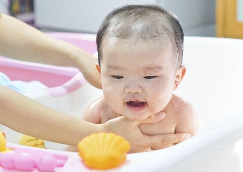 Chọn sản phẩm chăm sóc vừa dùng được cho bé vừa dùng được cho cha mẹ. Nguồn từ babycentre