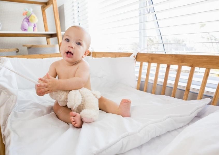 Thay vì chọn một chiếc cũi, cha mẹ hãy đổi thành một chiếc giường lớn để dùng lâu dài. Nguồn từ freepik