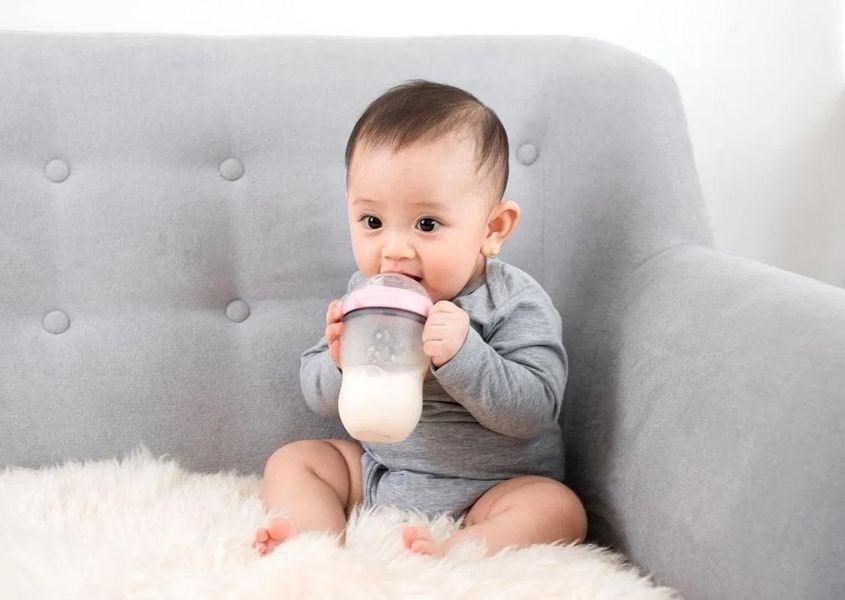 Làm thế nào để trẻ có thể cẩm bình sữa khi bú? Nguồn từ i2.wp