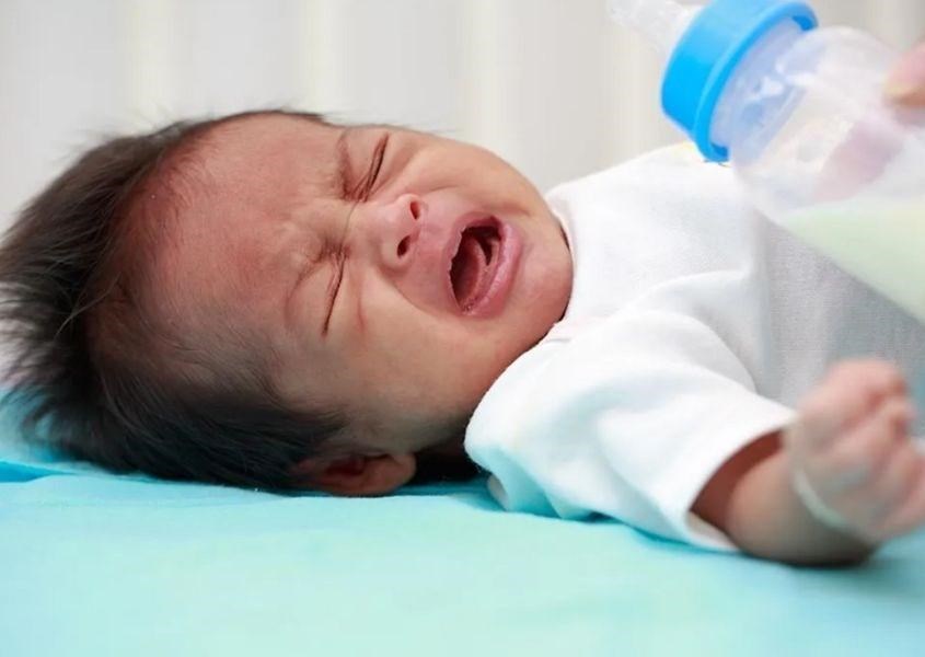 Cha mẹ giúp cho trẻ tạo mối liên hệ giữa cảm giác đói và bú bình. Nguồn từ cdcparenting