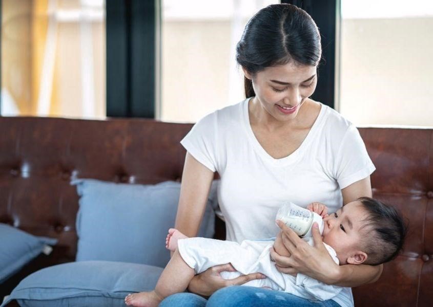 Cha mẹ nên chọn không gian yên tĩnh khi cho trẻ bú bình. Nguồn từ fineartamerica