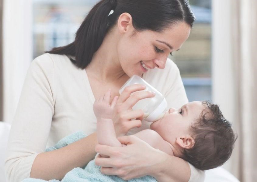 Đặt trẻ đúng tư thế bú bình. Nguồn từ smababy