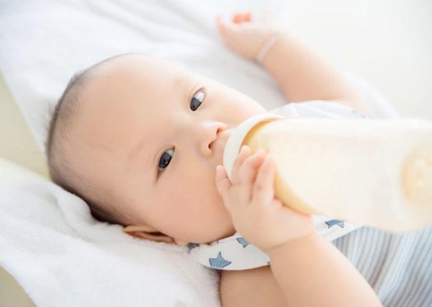 Lắng nghe âm thanh khi trẻ bú. Nguồn từ freepik