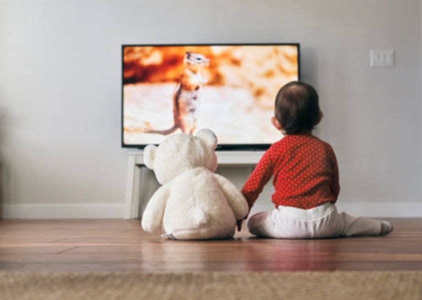 Xem các chương trình truyền hình dành cho trẻ giúp bé học được từ mới, số và các cụm từ nhỏ. Nguồn từ istockphoto Xem các chương trình truyền hình dành cho trẻ giúp bé học được từ mới, số và các cụm từ nhỏ. Nguồn từ istockphoto