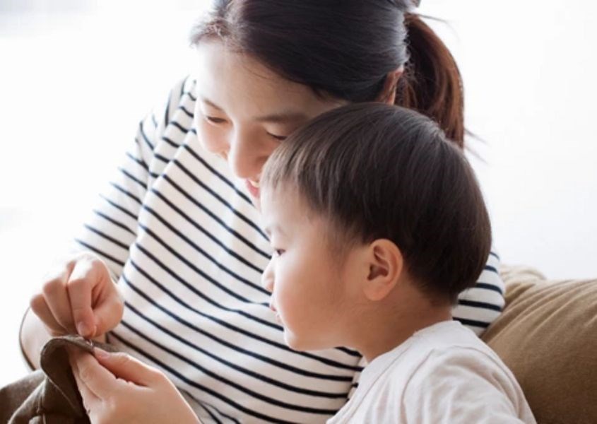 Trẻ có thể tham gia các cuộc trò chuyện cùng với bố mẹ khi được 25 đến 36 tháng tuổi. Nguồn từ christianitytoday Trẻ có thể tham gia các cuộc trò chuyện cùng với bố mẹ khi được 25 đến 36 tháng tuổi. Nguồn từ christianitytoday