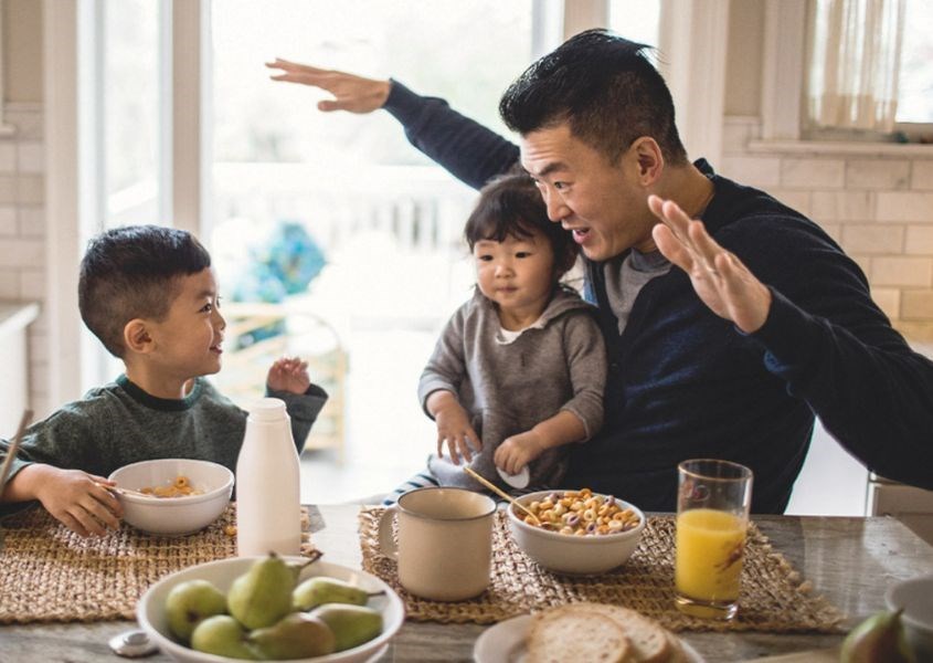 Thay vì dùng lời nói để giúp trẻ ghi nhớ từ mới cha mẹ có thể thêm vào các hành động tạo sự phấn khích Thay vì dùng lời nói để giúp trẻ ghi nhớ từ mới cha mẹ có thể thêm vào các hành động tạo sự phấn khích