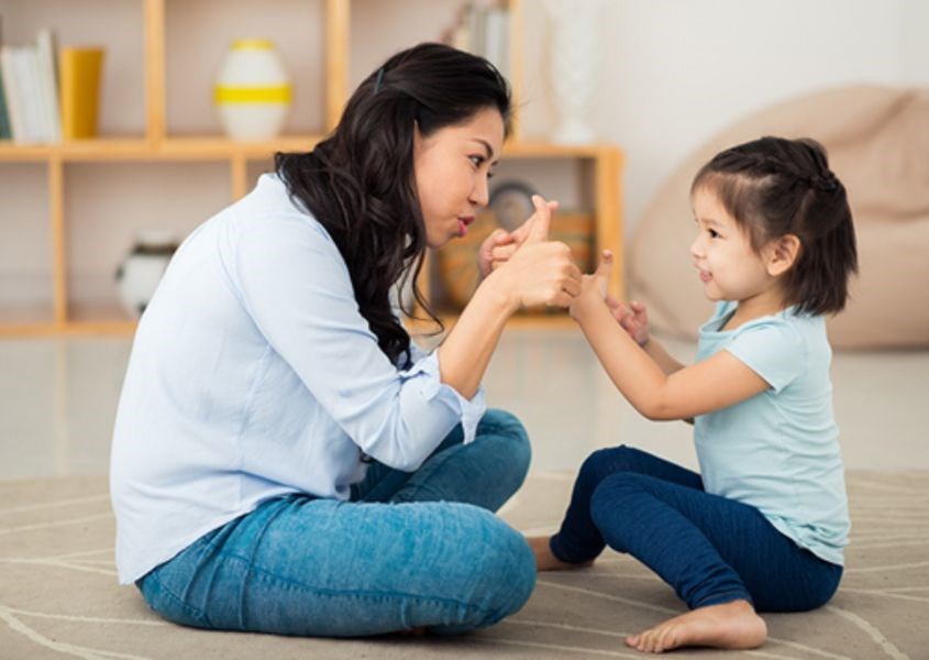 Trong quá trình để giúp trẻ học nói, cha mẹ nên tránh để bé dùng cử chỉ nhiều thay vì giao tiếp Trong quá trình để giúp trẻ học nói, cha mẹ nên tránh để bé dùng cử chỉ nhiều thay vì giao tiếp