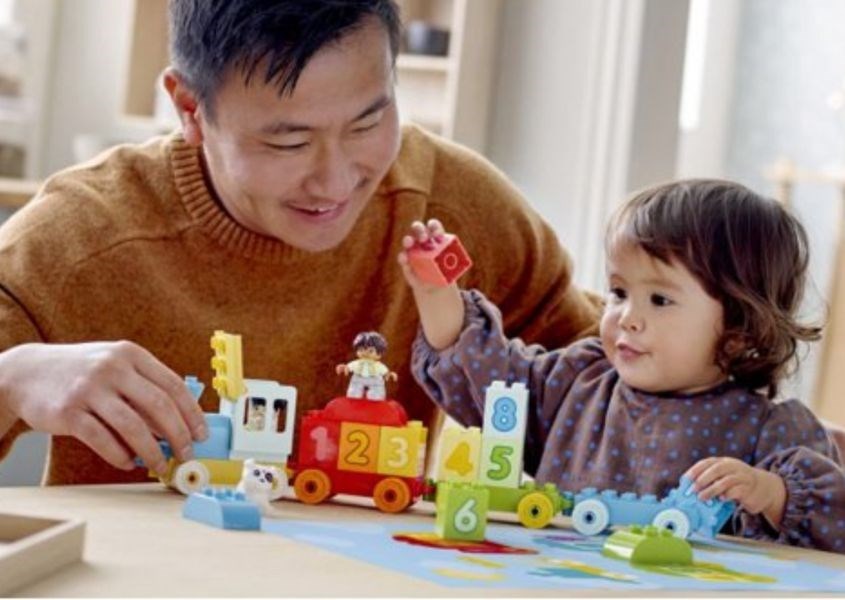 Cha mẹ hãy tham gia chơi và hòa nhập giả vờ với trẻ để khuyến khích trẻ nói. Cha mẹ hãy tham gia chơi và hòa nhập giả vờ với trẻ để khuyến khích trẻ nói.