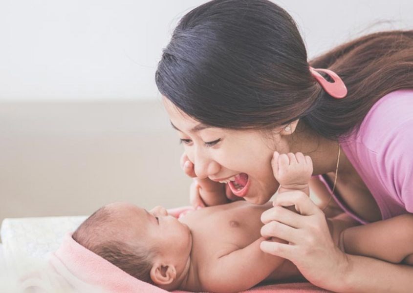 Trẻ có thể dùng điệu bộ và cử chỉ để phát ra âm thanh giao tiếp với cha mẹ từ 7 đến 12 tháng. Nguồn từ cdnparenting Trẻ có thể dùng điệu bộ và cử chỉ để phát ra âm thanh giao tiếp với cha mẹ từ 7 đến 12 tháng. Nguồn từ cdnparenting