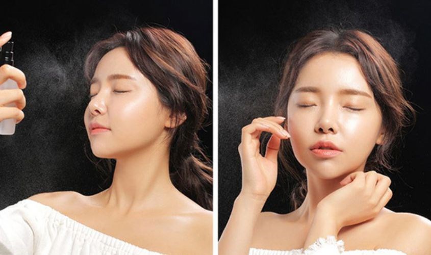 Xịt khoáng cách mặt 20cm và đợi thấm vào da