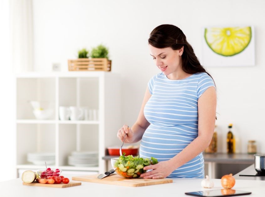 Mẹ cần ăn uống lành mạnh trước và trong khi mang thai. Nguồn: Internet