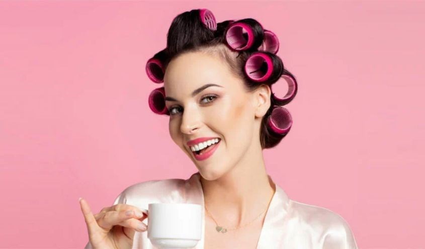 Dùng lô uốn tóc để giữ nếp tóc lâu hơn Dùng lô uốn tóc để giữ nếp tóc lâu hơn