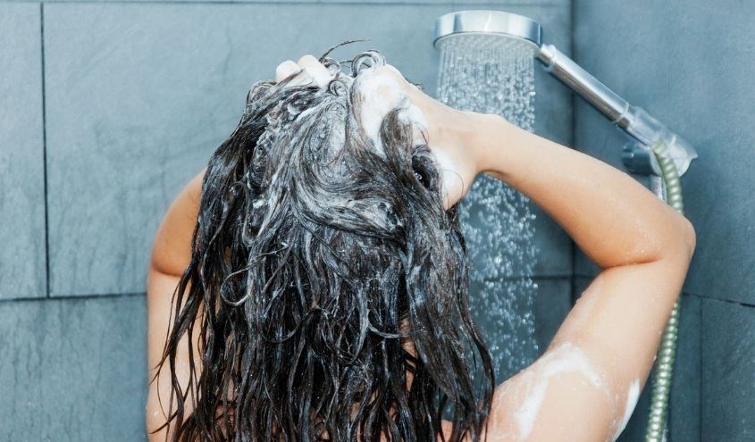 Tóc uốn chỉ nên gội đầu từ 2 - 3 lần/tuần Tóc uốn chỉ nên gội đầu từ 2 - 3 lần/tuần