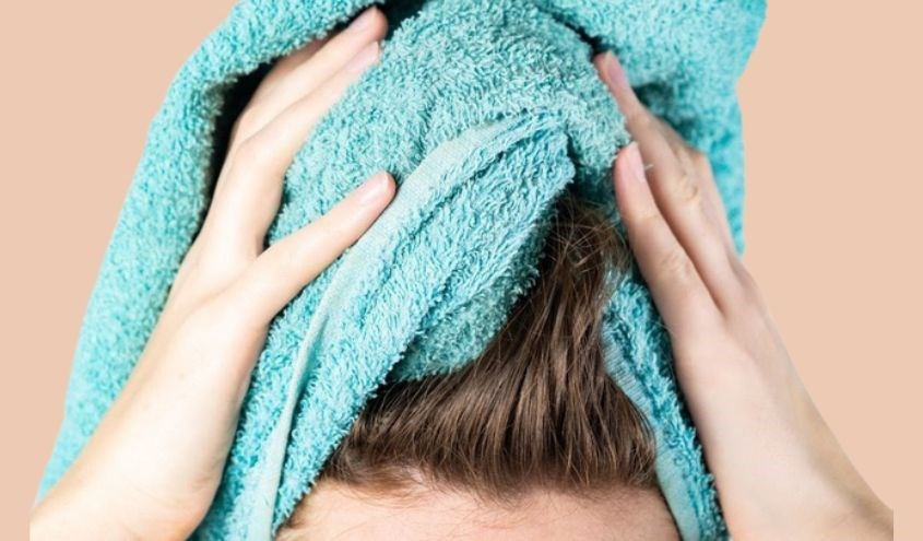 Lau tóc nhẹ nhàng sau khi gội Lau tóc nhẹ nhàng sau khi gội