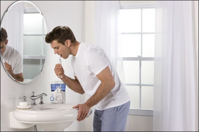 Khi sử dụng máy tăm nước, người dùng không nên nhìn thẳng vào gương tránh nước bắn tung tóe ra ngoài