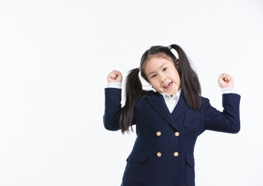 Ba mẹ hướng dẫn trẻ tập giới thiệu về bản thân sẽ giúp trẻ tự tin hơn. Ảnh: freepik Ba mẹ hướng dẫn trẻ tập giới thiệu về bản thân sẽ giúp trẻ tự tin hơn. Ảnh: freepik