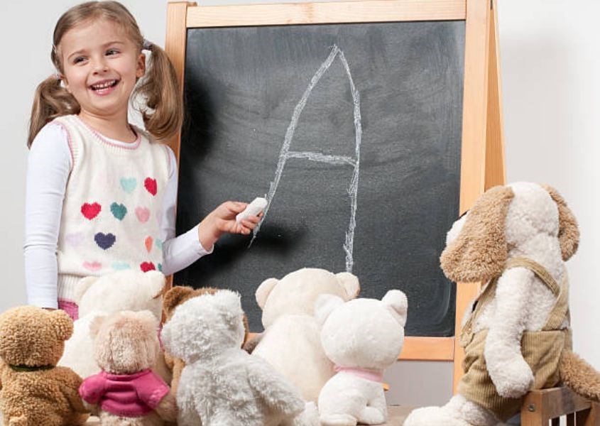 Tập giới thiệu bản thân với món đồ chơi sẽ giúp trẻ quen dần khi bước ra thực tế Tập giới thiệu bản thân với món đồ chơi sẽ giúp trẻ quen dần khi bước ra thực tế