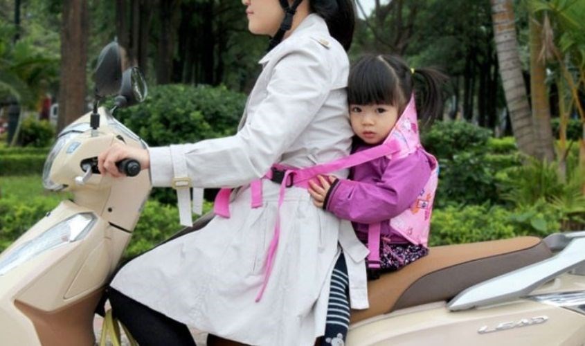 Vòng sợi dây to qua cơ thể bản thân sao cho giữa bạn và bé cố định sát gần nhau