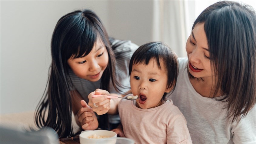 Cha mẹ nên chú ý cho trẻ ăn uống theo chế độ lành mạnh, đầy đủ các dưỡng chất cần thiết. Nguồn ảnh: Bankrate