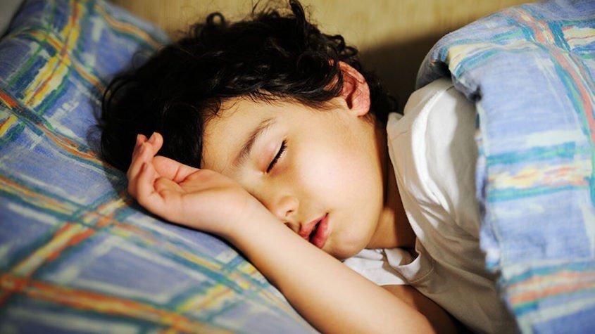 Giấc ngủ là yếu tố quan trọng giúp trẻ hồi phục năng lượng sau một ngày dài. Nguồn ảnh: Life Is An Episode