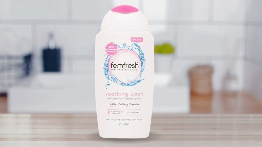 Dung dịch vệ sinh phụ nữ Femfresh Ultimate Care Soothing Wash hương hoa cúc 250 ml